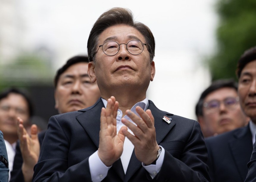 이재명 더불어민주당 대선후보가 지난 17일 광주광역시 동구 금남로에서 열린 5ㆍ18 광주민주화운동 45주기 전야제에 참석해 박수치고 있는 모습. 연합뉴스