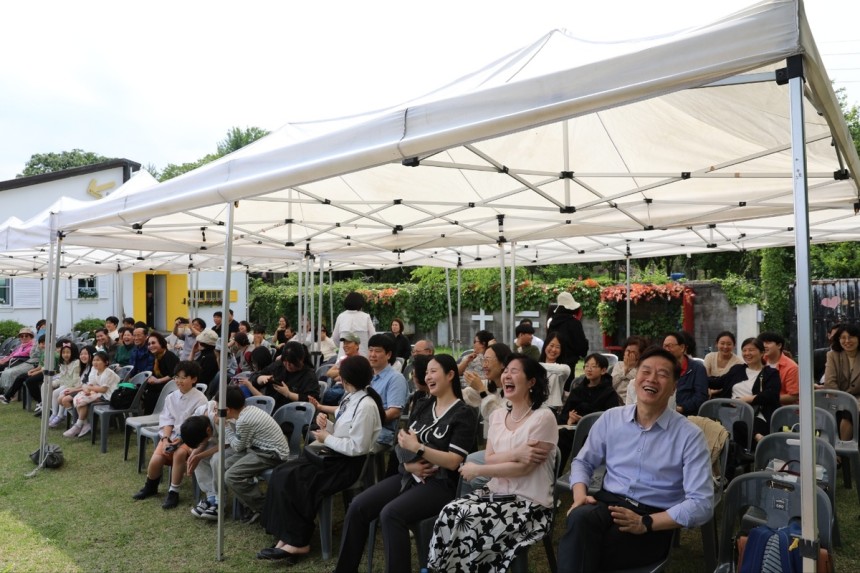 '부모님 효도잔치 및 전도축제' 참가자들이 지난 17일 경기도 남양주 한 카페에서 기독연예인들의 공연을 관람하고 있다. 최병호 대표 제공