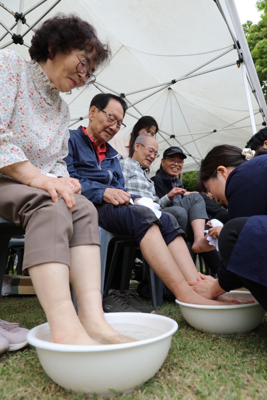 한 참가자가 지난 17일 경기도 남양주 한 카페에서 부모님의 발을 씻기고 있는 모습. 최병호 대표 제공