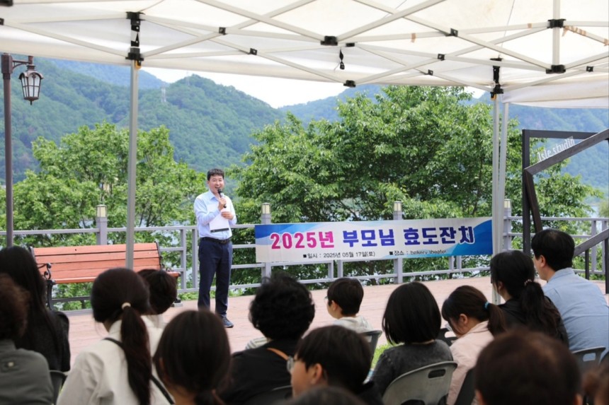 최병호 대표가 지난 17일 경기도 남양주 한 카페에서 오신 분들에게 감사 인사를 전하고 있다. 최병호 대표 제공
