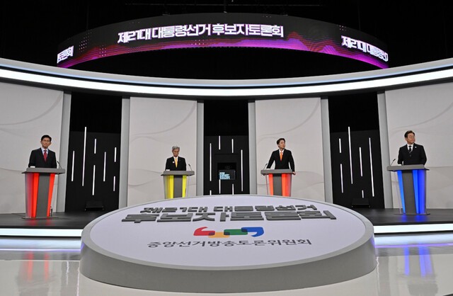 더불어민주당 이재명·개혁신당 이준석·민주노동당 권영국·국민의힘 김문수 대선후보가 18일 서울 마포구 상암동 SBS 프리즘센터 스튜디오에서 열린 제21대 대선 1차 후보자 토론회 시작을 기다리고 있다. 국회사진기자단
