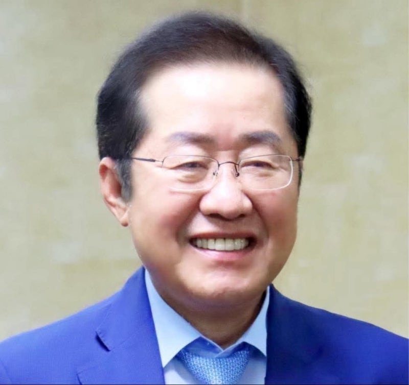 <b>홍준표</b>, ‘<b>파란 넥타이</b>’로 프사 교체