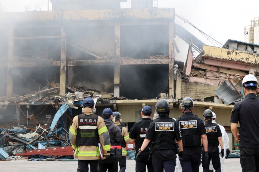 금호타이어 광주공장 화재 발생 사흘째인 19일 광주 광산구 금호타이어 2공장에서 국과수, 소방, 경찰 등 관계자들이 현장 조사에 나서고 있다. 연합뉴스