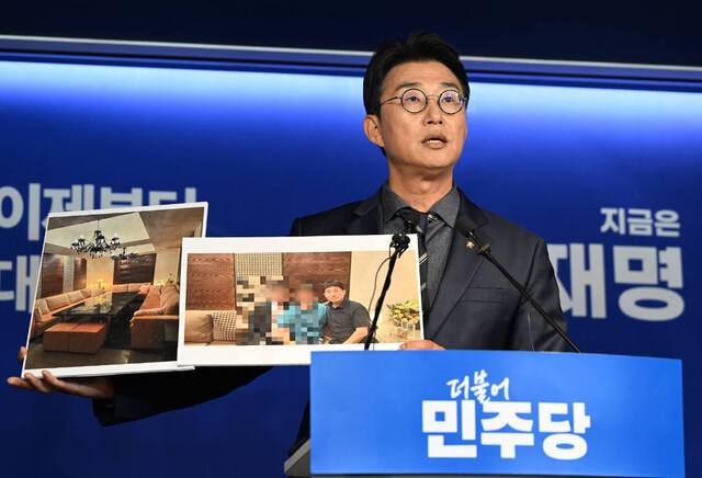 노종면 더불어민주당 중앙선거대책위원회 대변인이 19일 서울 여의도 당사에서 지귀연 서울중앙지법 부장판사의 유흥업소 접대 의혹 관련 사진을 공개하고 있다. 민주당은 지 부장판사가 이날 법정에서 의혹을 전면 부인하자 “