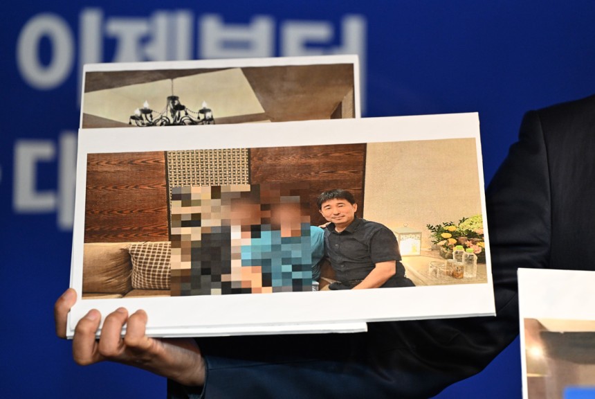 노종면 더불어민주당 선대위 대변인이 19일 서울 여의도 당사에서 지귀연 서울중앙지법 부장판사의 유흥업소 출입 의혹을 제기하며 관련 사진을 공개하고 있다. 최현규 기자