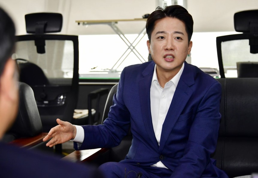 개혁신당 이준석 대선 후보가 20일 오전 광주시청에서 열린 기자간담회에서 발언하고 있다. 연합뉴스