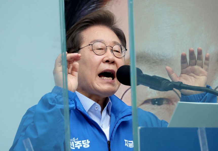 이재명 더불어민주당 대선 후보가 20일 경기 의정부 로데오거리에서 열린 유세에서 시민들에게 지지를 호소하고 있다. 연합뉴스