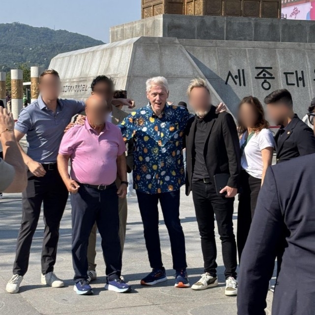 빌 클린턴 전 미국 대통령이 한국을 방문 중인 것으로 전해졌다. 온라인 커뮤니티 캡처