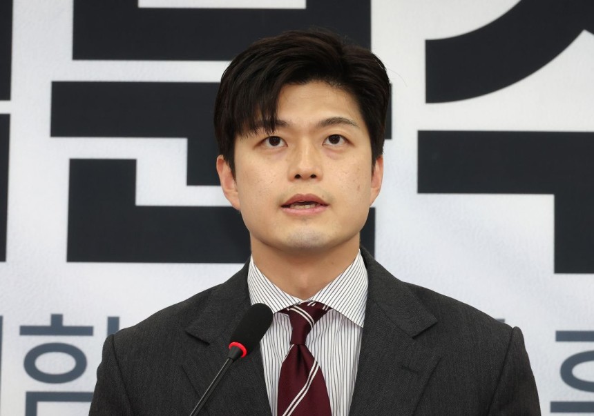 김용태 국민의힘 비상대책위원장이 21일 국회에서 기자회견을 열고 김건희 여사와 관련한 문제 등과 관련해 발언하고 있다. 연합뉴스