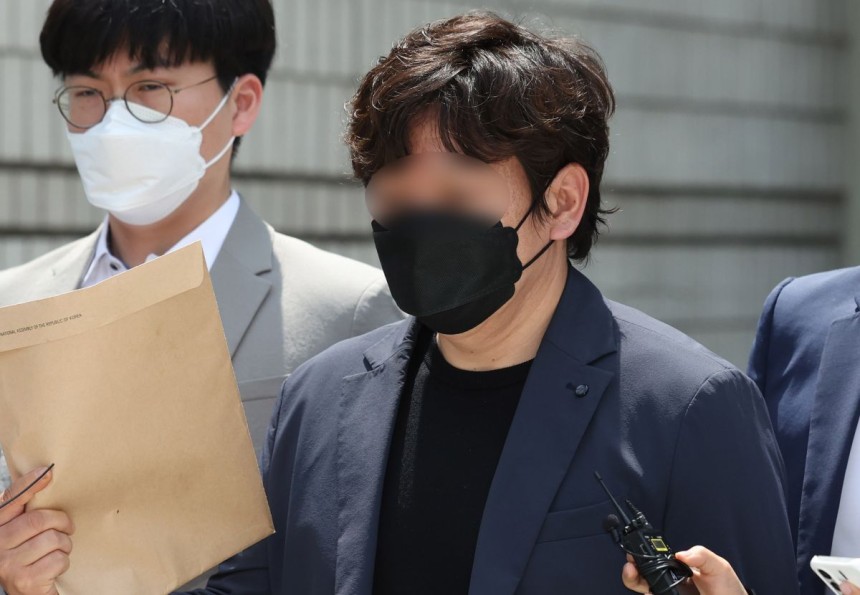 인터넷 매체 스카이데일리 A 기자가 21일 서울 서초구 서울중앙지방법원에서 '중국간첩 체포 보도 사건'과 관련 구속 전 피의자 심문(영장실질심사)를 마친 후 이동하고 있다. 뉴시스 