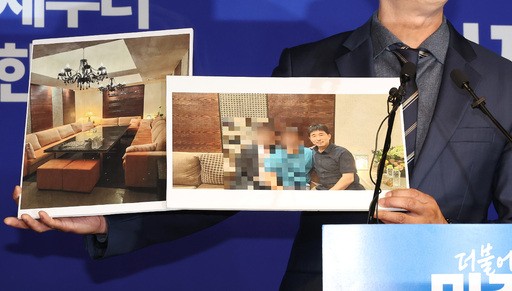 노종면 더불어민주당 선거대책위원회 대변인이 19일 서울 여의도 당사에서 지귀연 서울중앙지방법원 부장 판사가 술 접대를 받았다는 의혹을 제기하며 관련 사진을 공개하고 있다. 연합뉴스