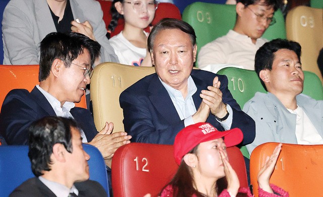 윤석열 전 대통령이 21일 오전 서울 동대문 메가박스에서 열린 다큐멘터리 영화 ‘부정선거, 신의 작품인가’ 시사회에 참석하고 있다. 영화를 제작한 한국사 강사 전한길(오른쪽)씨와 감독 이영돈(왼쪽) PD가 윤 전 대