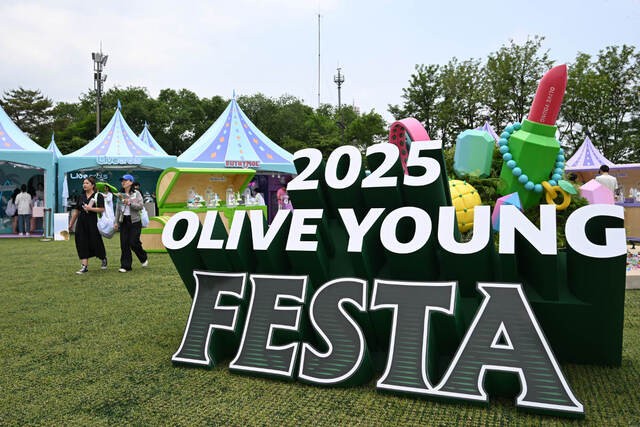역대 최대 규모의 ‘2025 올리브영 페스타’가 서울 용산구 노들섬 일대에서 오는 25일까지 진행된다. 개막일인 21일 관람객들이 형형색색의 부스를 둘러보고 있다. 루비, 에메랄드 등 다섯 보석의 색을 입힌 조형물(