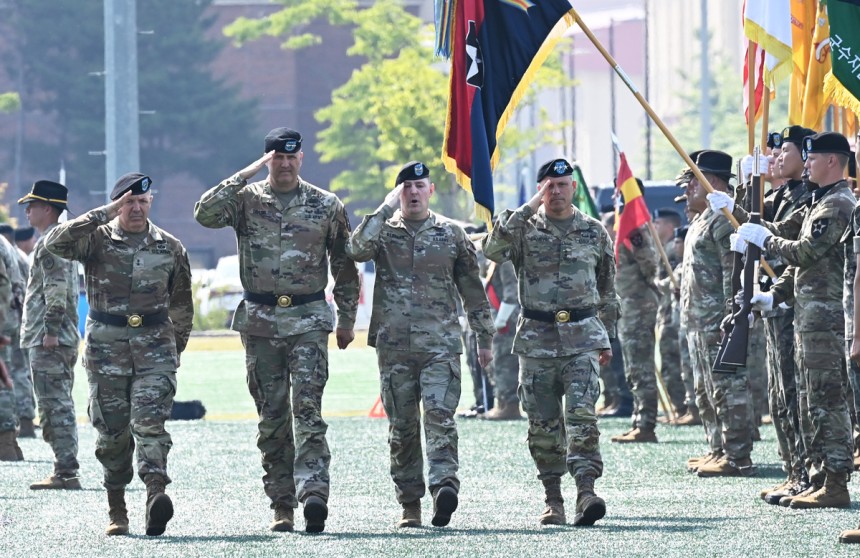지난해 경기도 평택시 캠프 험프리스에서 열린 주한미군 2사단장 이취임식 모습. 뉴시스