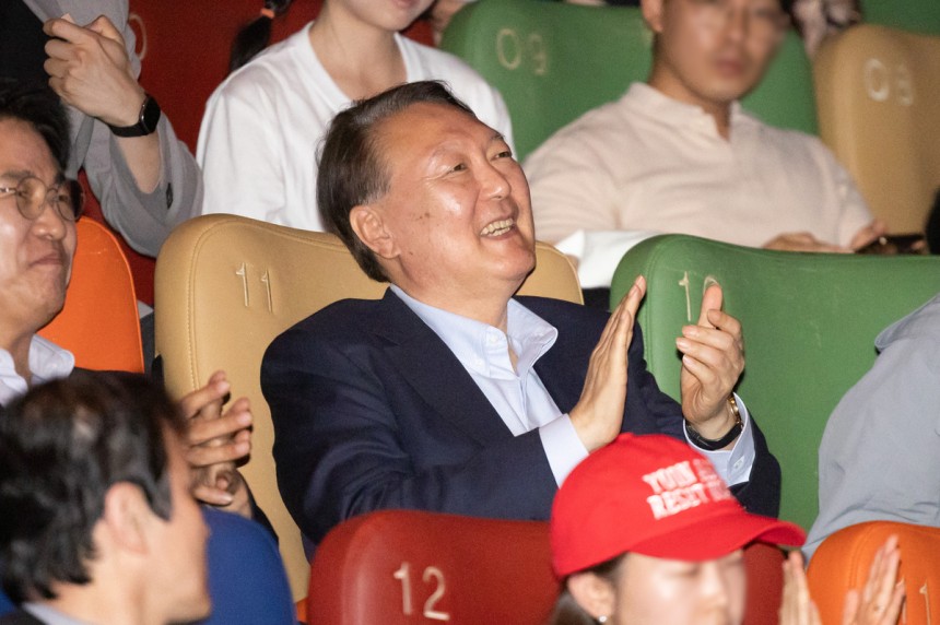 윤석열 전 대통령이 21일 오전 서울 중구 메가박스 동대문점에서 다큐멘터리 영화 '부정선거, 신의 작품인가' 관람을 마친 뒤 박수를 치고 있다. 뉴시스