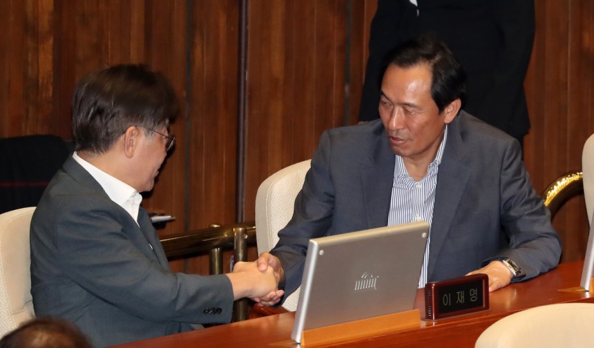 2023년 국회 본회의장에서 대화하는 이재명 더불어민주당 당시 대표와 우상호 의원. 뉴시스