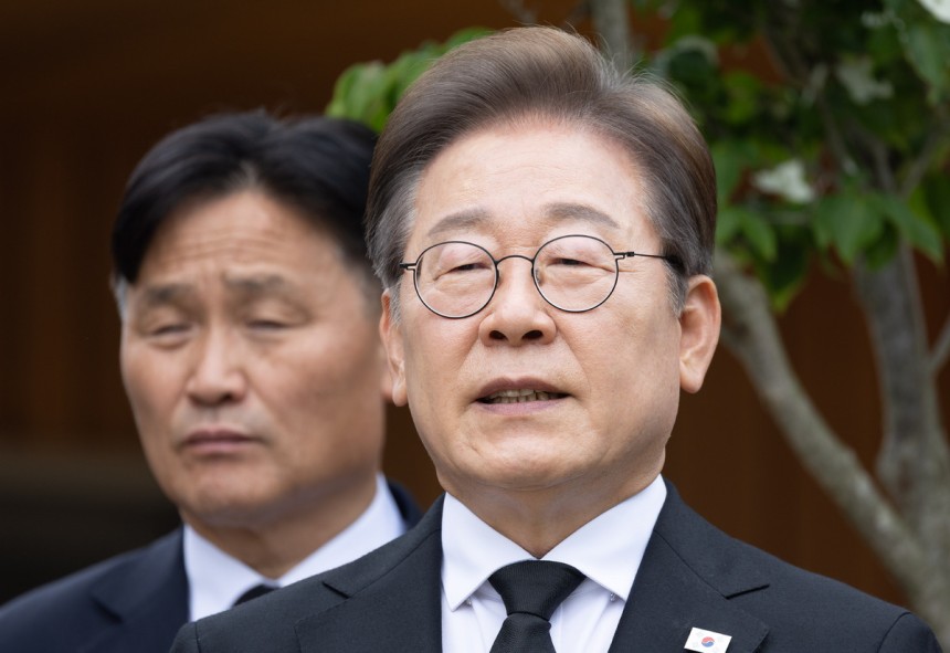더불어민주당 이재명 대선 후보가 고 노무현 전 대통령 16주기인 23일 경남 김해시 봉하마을 노 전 대통령 관저에서 권양숙 여사, 문재인 전 대통령 등과 만난 뒤 나와 백브리핑을 하고 있다. 공동취재사진