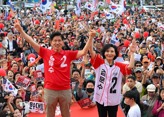 김문수 국민의힘 대선 후보가 22일 경기도 부천시 부천역마루광장에서 열린 집중유세에서 배우자 설난영 여사와 함께 손을 들고 시민들에게 인사하고 있다. 부천=이한형 기자