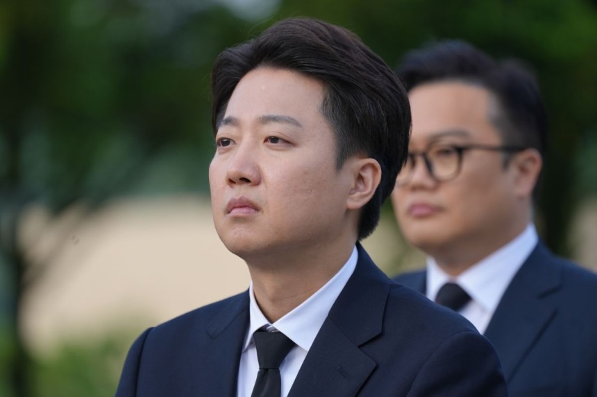 이준석 개혁신당 대선 후보가 23일 경남 김해시 봉하마을을 방문해 노무현 전 대통령 묘역을 참배하는 모습. 개혁신당 제공