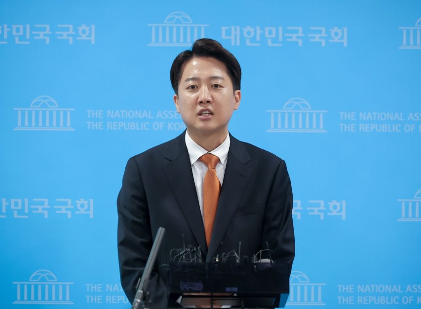 이준석 개혁신당 대선 후보가 22일 서울 여의도 국회 소통관에서 김문수 국민의힘 대선 후보와의 단일화 요구에 대한 입장 발표 기자회견을 마친 뒤 취재진 질문에 답하고 있다. 연합뉴스