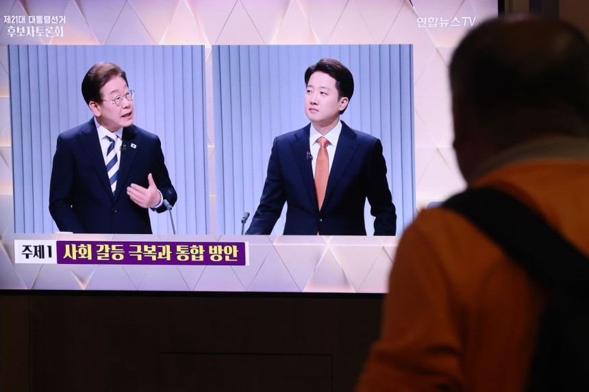 23일 서울역 대합실에서 제21대 대통령선거 2차 후보자 토론회가 생중계되고 있다. 연합뉴스