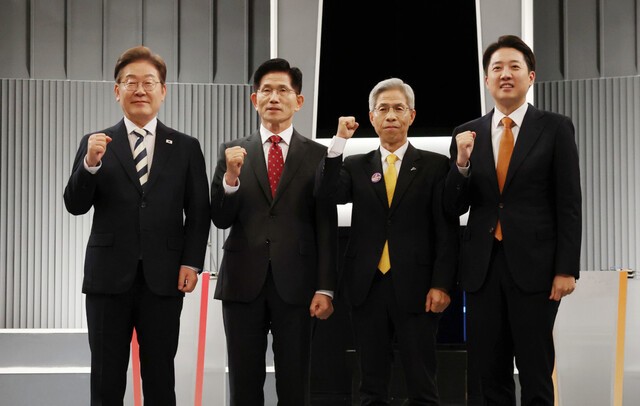 이재명 더불어민주당·김문수 국민의힘·권영국 민주노동당·이준석 개혁신당 대선 후보가 6·3 대선을 11일 앞둔 23일 서울 영등포구 KBS본관 스튜디오에서 열린 중앙선거관리위원회 주관 2차 TV 토론회에 앞서 기념촬영