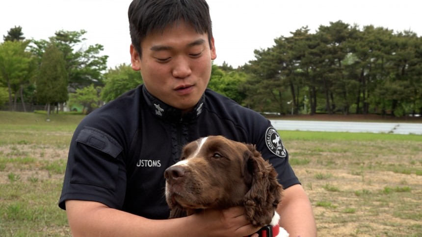 퇴역한 마약탐지견은 나고 자란 훈련센터로 돌아와 교관의 돌봄을 받으며 견생2막을 준비한다. 특히 집단 사육견이 아니라 가정견으로 오롯이 사랑받을 기회를 주기 위해 민간인을 대상으로 입양자를 모집한다. 