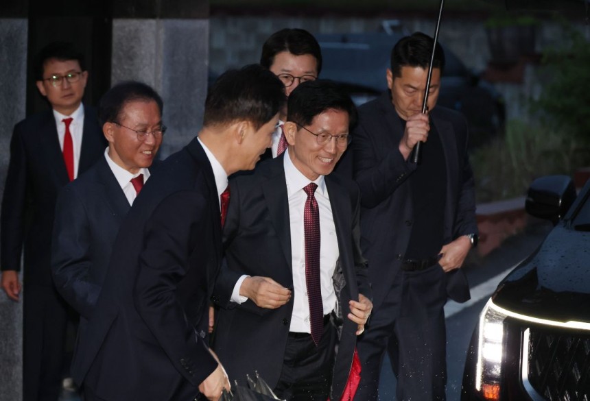 김문수 국민의힘 대선 후보가 24일 대구 달성군 박근혜 전 대통령 사저 앞에서 박 전 대통령을 예방하기 위해 이동하고 있다. 연합뉴스