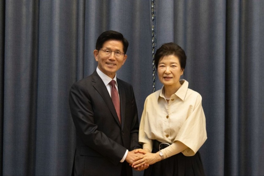 김문수 국민의힘 대선 후보가 24일 대구 달성군 박근혜 전 대통령 사저에서 박 전 대통령과 만나 인사하고 있다. 국민의힘 제공