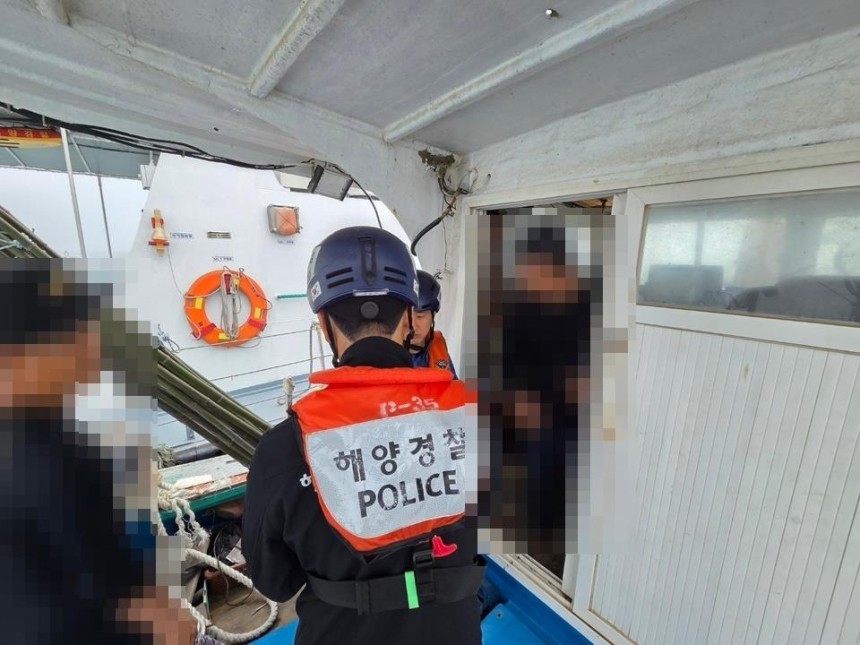 전북 군산해양경찰서는 선박직원법상 무면허 운항 혐의로 40대 A씨를 체포했다고 25일 밝혔다. 군산해경 제공