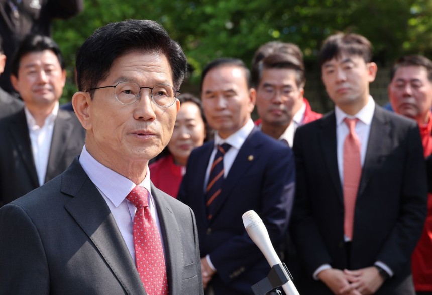 국민의힘 김문수 대선 후보가 25일 충북 옥천군 육영수 여사 생가를 방문한 뒤 취재진 앞에서 현안 관련 입장 발표를 하고 있다. 연합뉴스