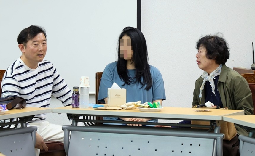 45년 만에 재회한 여동생을 바라보며 대화를 나누는 오빠와 어머니. 부산연제경찰서 제공 