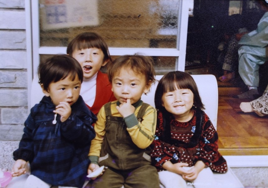 재회한 남매의 어린 시절 모습이 담긴 사진. 부산연제경찰서 제공 