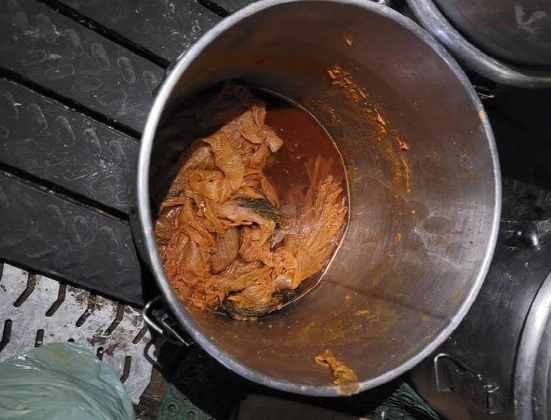 영업 등록 없이 폐공장에서 김치찌개 즉석조리식품을 제조해 온 업체가 적발됐다. 현장에서 발견된 김치찌개 잔여분. 식품의약품안전처 제공