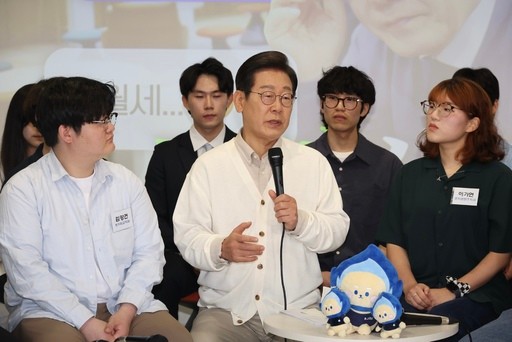 이재명 더불어민주당 대선 후보가 26일 경기 수원시 영통구 아주대학교 혁신공유라운지에서 청년 정책을 논의하기 위해 대학생들과 간담회를 하고 있다. 연합뉴스