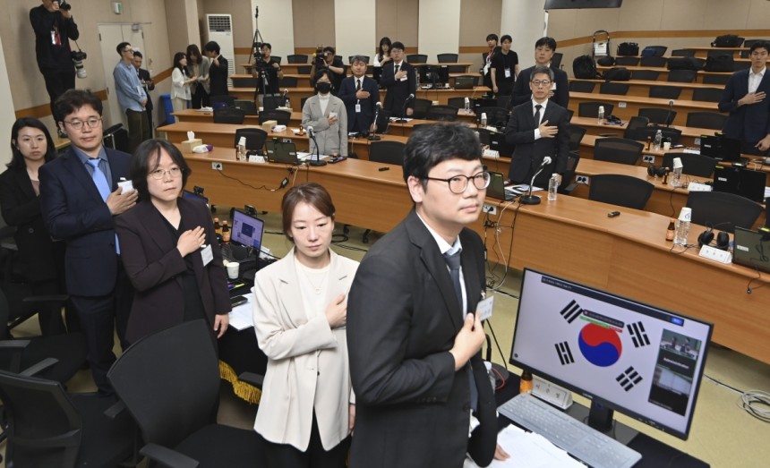전국법관대표회의가 열린 26일 오전 경기도 고양 사법연수원에서 김예영 의장을 비롯한 참석자들이 국민의례를 하고 있다. 고양=윤웅 기자
