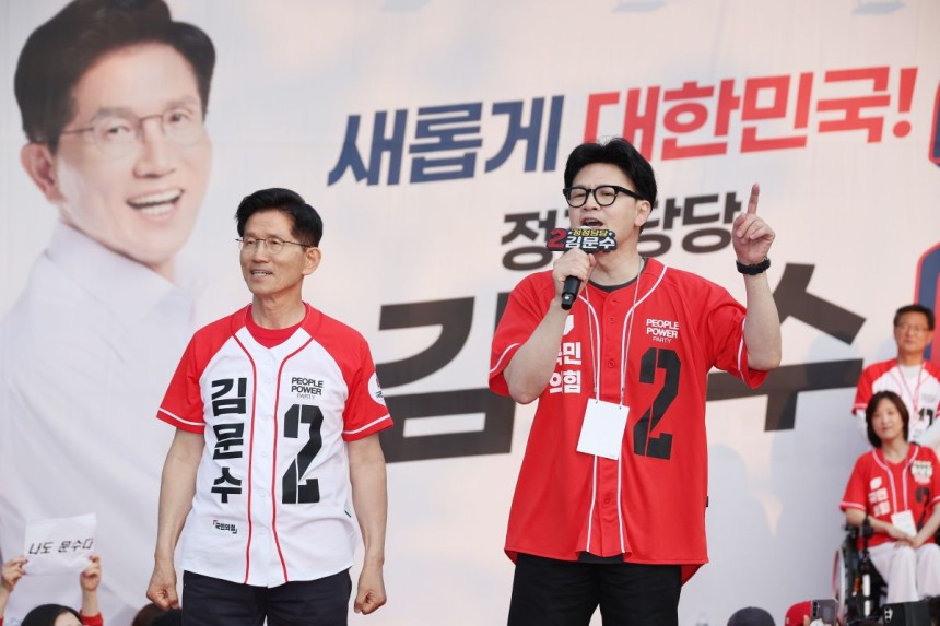 김문수 국민의힘 대선 후보가 26일 서울 도봉구 방학사거리에서 한동훈 전 대표와 집중유세를 하고 있다. 연합뉴스