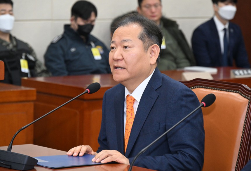 이상민 전 행안부 장관이 지난2월4일 국회에서 열린 ‘윤석열정부의 비상계엄 선포를 통한 내란 혐의 진상규명 국정조사 특별위원회’ 2차 청문회에 출석해 답변을 거부하고 있다. 최현규 기자