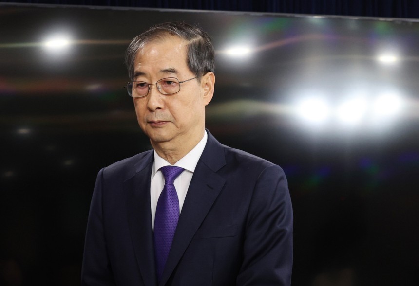 한덕수 대통령 권한대행 국무총리가 지난 1일 서울 종로구 정부서울청사에서 사퇴 대국민담화를 마치고 이동하고 있다. 김지훈 기자