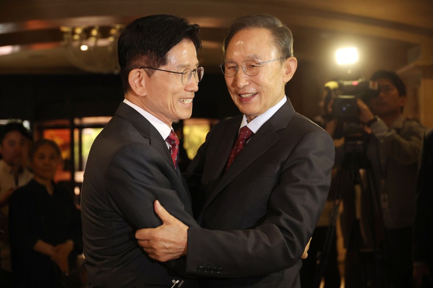 포옹하는 김문수 후보와 이명박 전 대통령. 연합뉴스