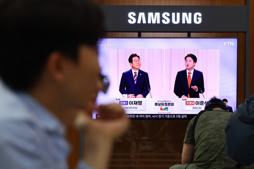 제21대 대통령선거 후보 정치분야 TV토론회가 열린 27일 서울역 대합실에서 시민들이 토론회 중계방송을 지켜보고 있다. 연합뉴스