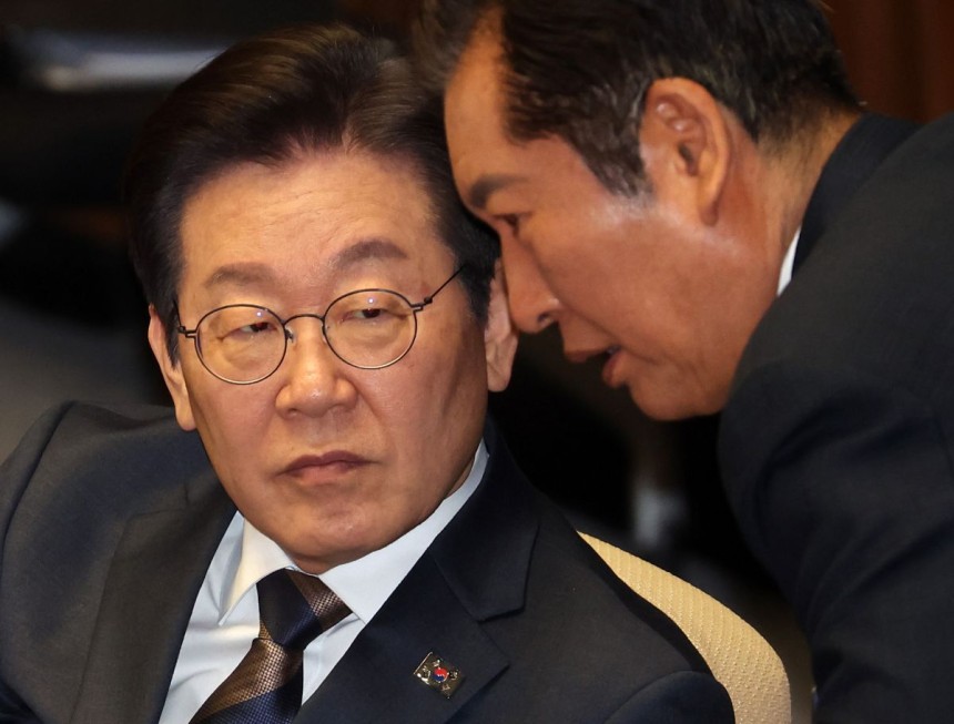 이재명 더불어민주당 대선 후보가 지난 3월 국회 본회의장에서 정청래 의원과 대화하고 있는 모습. 연합뉴스