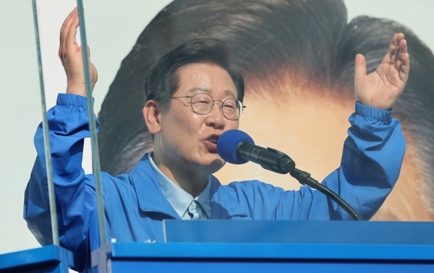 이재명 더불어민주당 대선 후보가 26일 경기 남양주시 평내호평역 광장에서 열린 유세에서 시민들에게 지지를 호소하고 있다. 연합뉴스