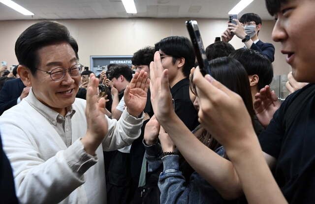 이재명 더불어민주당 대선 후보가 26일 경기도 수원 영통구 아주대에서 대학생 간담회를 마친 뒤 학생들과 인사하고 있다. 이 후보는 "'악성 정치'로 인해 청년세대 일부가 극우화됐다"고 우려했다. 수원=이병주 기자
