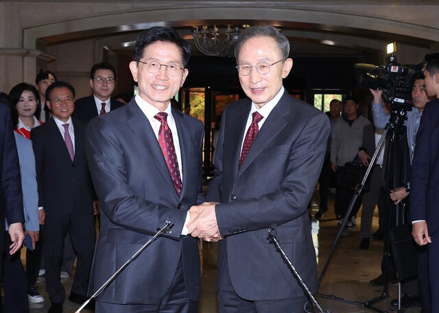 김문수 국민의힘 대선 후보와 이명박 전 대통령이 27일 서울 여의도 한 호텔에서 오찬 회동 전 두 손을 맞잡고 기념촬영하고 있다. 이 전 대통령은 “깨끗한 김 후보를 당선시키기 위해 왔다”고 말했다. 최현규 기자