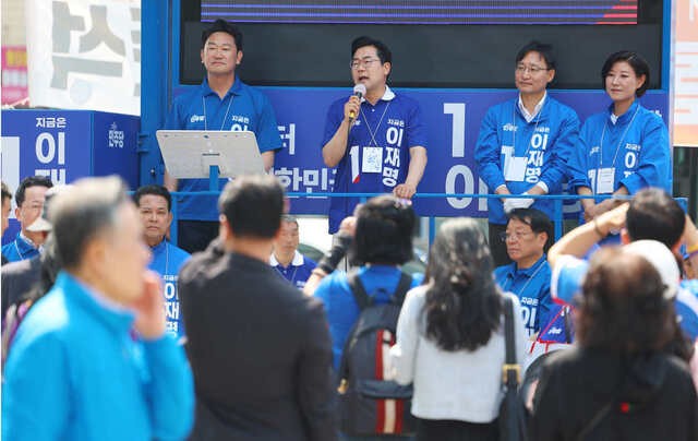박찬대(왼쪽 두 번째) 더불어민주당 상임총괄선거대책위원장이 27일 서울 종로구 동묘앞역 인근에서 이재명 후보의 지지를 호소하고 있다. 민주당은 이날부터 필수 인력을 제외한 전원이 지역을 누비는 ‘현장 지원 총력 체제