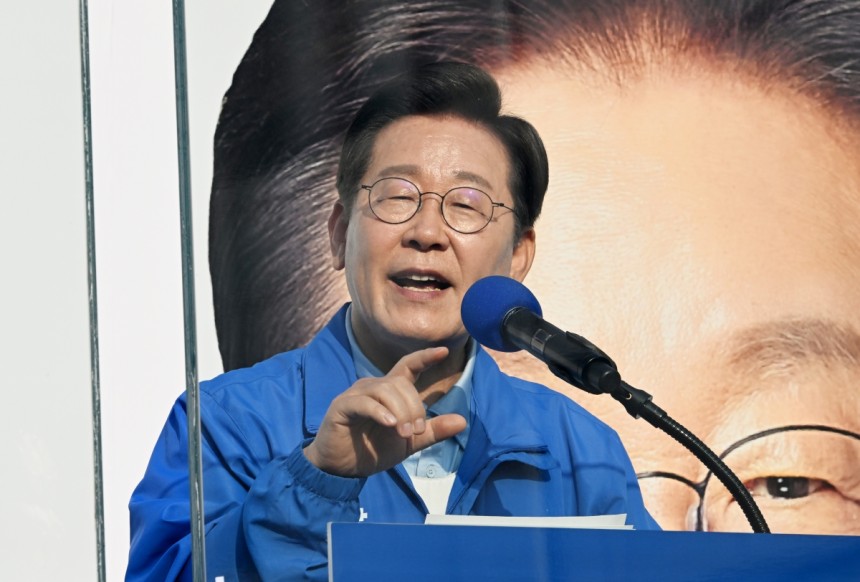 이재명 더불어민주당 대선 후보가 26일 오후 경기도 남양주시 평내호평역에서 열린 유세에 참석해 연설을 하고 있다. 사진=이병주 기자