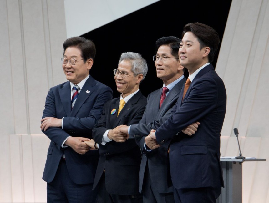 더불어민주당 이재명·민주노동당 권영국·국민의힘 김문수·개혁신당 이준석 대선 후보가 27일 서울 마포구 상암동 MBC 스튜디오에서 진행된 정치 분야 TV토론회에 앞서 포즈를 취하고 있다. 연합뉴스