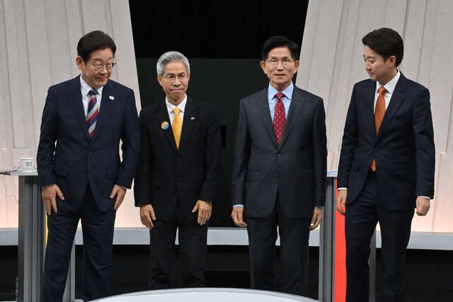 이재명 더불어민주당, 권영국 민주노동당, 김문수 국민의힘, 이준석 개혁신당 후보가 제21대 대선 일주일을 앞둔 27일 서울 마포구 상암동 MBC 스튜디오에서 열린 마지막 TV 토론에 앞서 기념촬영을 하고 있다. 공직