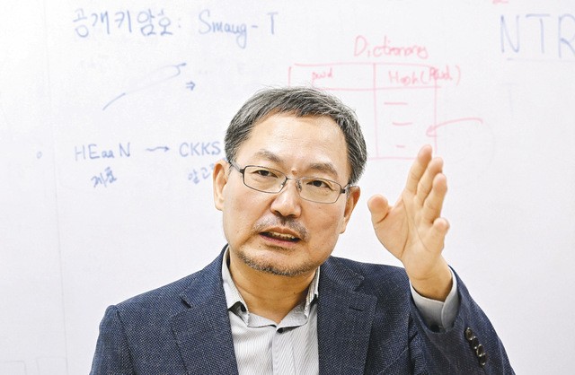 천정희 서울대 수리과학부 교수(크립토랩 대표)가 22일 서울대 연구실에서 국민일보와 만나 자신이 개발한 동형암호 기술 ‘혜안’을 설명하고 있다. 천 교수는 “10년 뒤에는 동형암호가 암호화의 기본 방식이 되는 미래가